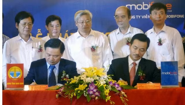 Phó Chủ tịch UBND tỉnh Nam Định Bạch Ngọc Chiến và Phó Tổng Giám đốc MOBIFONE Nguyễn Mạnh Hùng ký kết các văn bản ghi nhớ tại Lễ phát động động chương trình “An sinh xã hộ