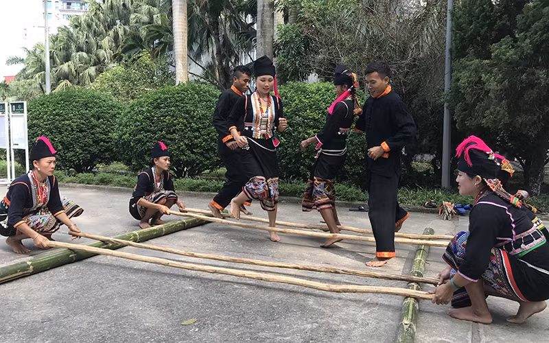 Trình diễn các điệu múa của người Khơ Mú.