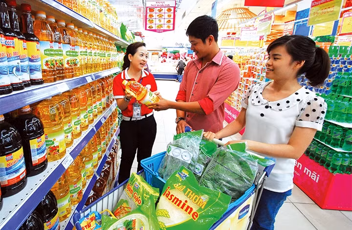 Người tiêu dùng mua sắm hàng hóa tại Siêu thị Coop.mart (TP Hồ Chí Minh). Ảnh: HÀ THU