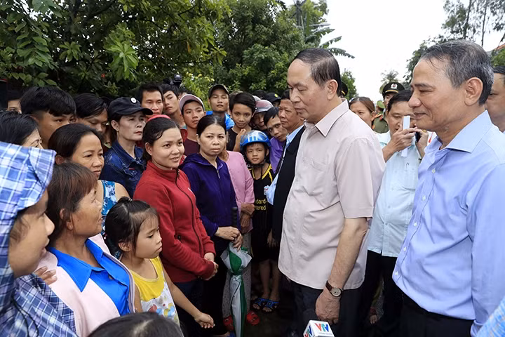 Chủ tịch nước Trần Ðại Quang thăm hỏi, tặng quà và động viên người dân tại xã Hòa Khương, huyện Hòa Vang (Ðà Nẵng). Ảnh: NHAN SÁNG (TTXVN)