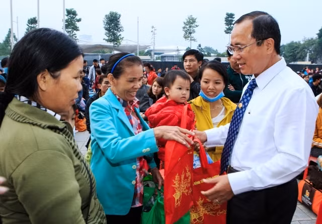 Bí thư Tỉnh ủy Bình Dương Trần Văn Nam tặng quà cho công nhân lao động.