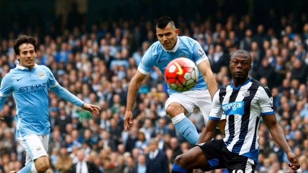 Các cầu thủ Man City (áo xanh) sẽ trở lại mạch thắng sau trận thua Liverpool?