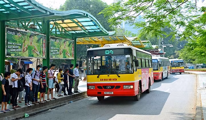 Xe buýt đón trả khách tại trạm trung chuyển Long Biên (Hà Nội) . Ảnh: TUẤN ANH