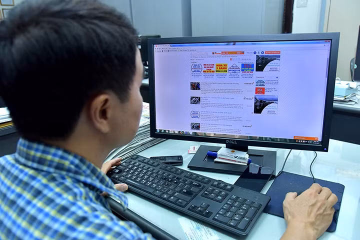 Người dùng dịch vụ trực tuyến cần chú ý phòng ngừa nguy cơ bị lộ thông tin cá nhân. Ảnh: NGUYỄN ĐĂNG