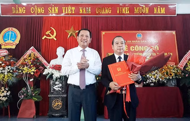 Phó Chánh án TAND tối cao Nguyễn Văn Du trao quyết định bổ nhiệm Chánh án TAND tỉnh Thừa Thiên - Huế cho ông Nguyễn Văn Bường. (bên phải) 
