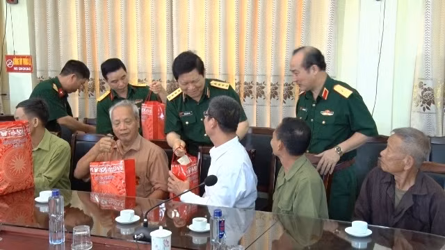 Đại tướng Ngô Xuân Lịch tặng quà đối tượng chính sách huyện Lý Nhân.