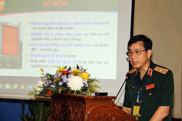 Thiếu tướng Đỗ Quyết, Giám đốc Học viện Quân y Việt Nam giới thiệu về sứ mệnh của Học viện Quân y tại hội nghị, sáng 18-7.