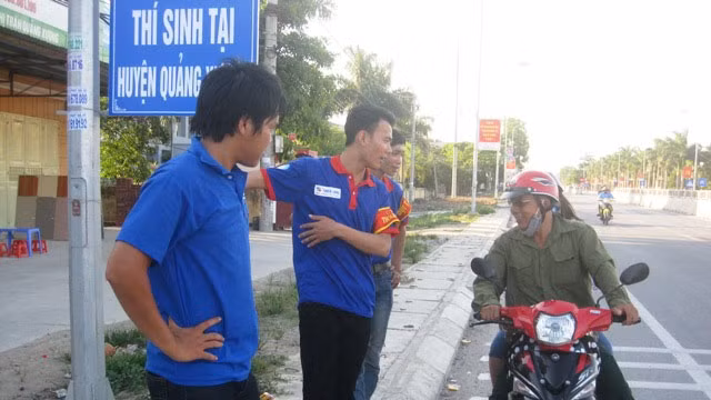 Thanh niên tình nguyện tư vấn nơi lưu trú cho thí sinh cùng người thân.