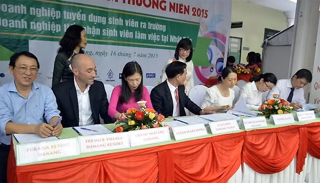 Các doanh nghiệp ký kết tuyển dụng.