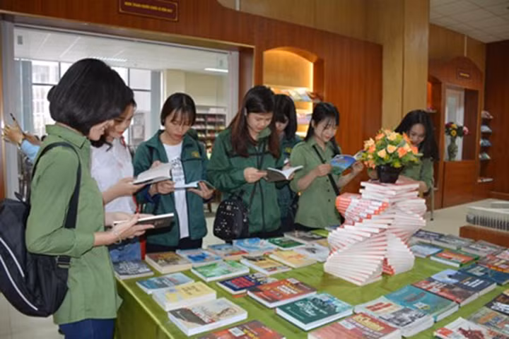 Triển lãm sách, báo "Xứng danh Bộ đội Cụ Hồ" thu hút nhiều học sinh, sinh viên.