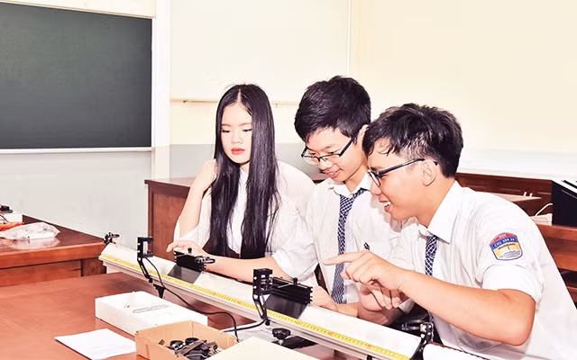 Giờ thực hành của học sinh lớp chuyên Lý, Trường THPT Chu Văn An. Ảnh: NGỌC MAI