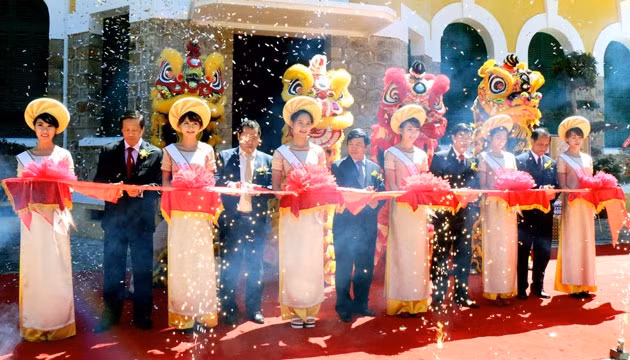 Các đại biểu cắt băng khai trương, mở cửa đón khách tại dinh I Đà Lạt ngày 19-9.
