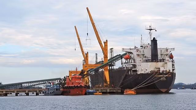 Tàu vận tải nhập hàng tại cảng Dung Quất, tỉnh Quảng Ngãi.