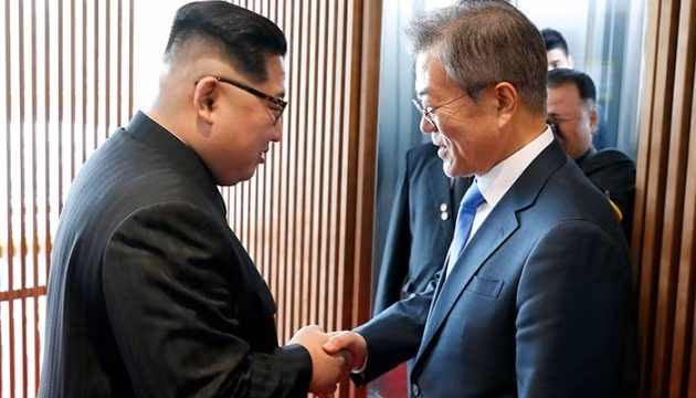 Tổng thống Hàn Quốc Moon Jae-in (bên phải) và nhà lãnh đạo Triều Tiên Kim Jong-un bắt tay nhau sau khi kết thúc phần một của hội nghị thượng đỉnh liên Triều, ngày 27-4-2018. (Ảnh: korea.net)