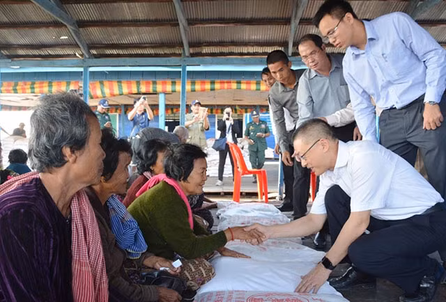 Đại sứ Vũ Quang Minh thay mặt Thủ tướng Nguyễn Xuân Phúc trao quà Tết tặng bà con Việt kiều Campuchia.