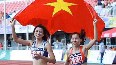 Hai nữ VĐV Vũ Thị Hương (bên phải) và Nguyễn Thị Oanh (bên trái) cùng giành HC ở nội dung 200 mét nữ. (Ảnh: bongdaplus)
