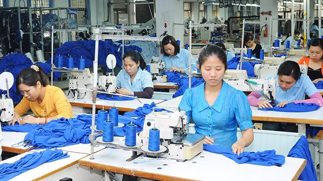 Ngành dệt - may, Việt Nam xuất khẩu nhiều nhưng nhập khẩu nguyên phụ liệu cũng rất nhiều. Ảnh: LAM ANH