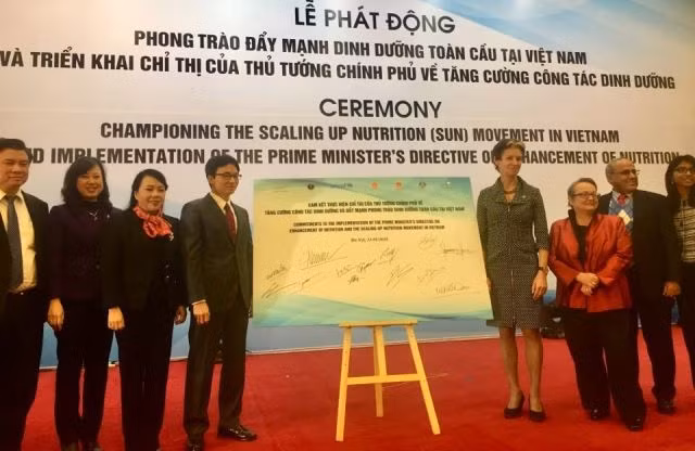 Phó Thủ tướng Vũ Đức Đam và đại diện lãnh đạo các bộ, ngành, tổ chức Unicef ký cam kết thực hiện Chỉ thị của Thủ tướng Chính phủ về đẩy mạnh phong trào dinh dưỡng toàn cầu tại Việt Nam. 