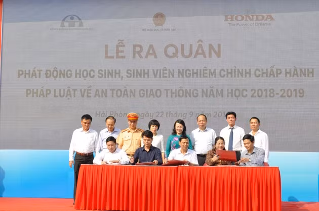 Phát động học sinh, sinh viên nghiêm chỉnh chấp hành luật giao thông