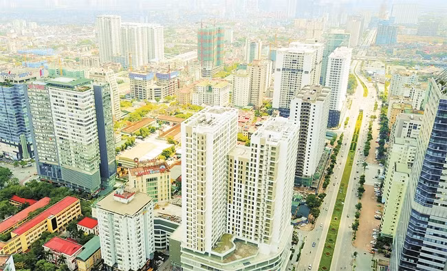 Hàng loạt chung cư cao tầng được xây dựng dọc theo tuyến đường Lê Văn Lương khiến hạ tầng giao thông tại đây thường xuyên quá tải.