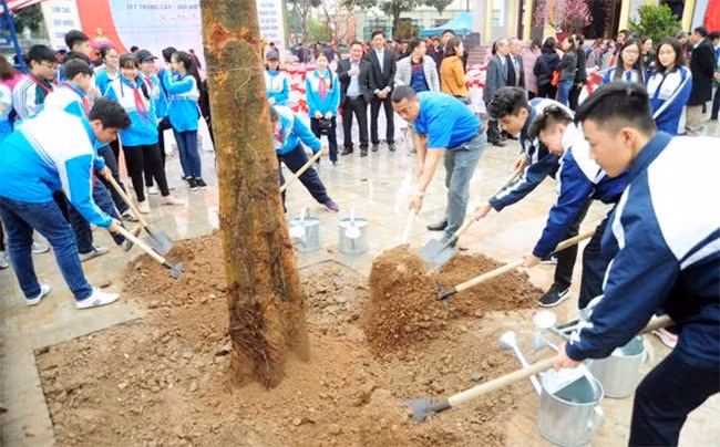 Đoàn viên, thanh niên tham gia Tết trồng cây Xuân Mậu Tuất tại xã Ngũ Hiệp, huyện Thanh Trì (Hà Nội). Ảnh: ĐĂNG ANH