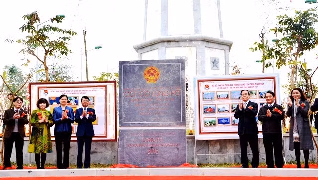 Cắt băng khánh thành cột cờ Lũng Pô.