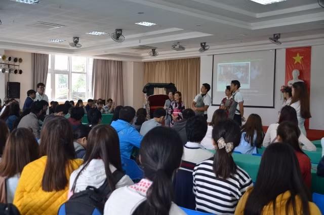 Hình ảnh giao lưu sáng 28-2 giữa sinh viên Đại học Đông Á và ba sinh viên kéo xe vòng quanh thế giới.