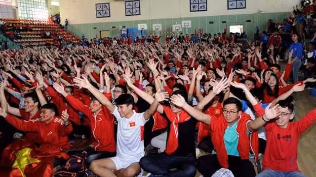 Sinh viên cổ vũ cho đội tuyển U23. (Ảnh: Duy Linh)