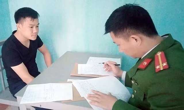 Công an lấy lời khai đối tượng Trịnh Ngọc Thắng (phường Đông Vệ, TP Thanh Hóa) về hành vi lừa đảo, chiếm đoạt tài sản dưới hình thức đầu tư Bitcoin và các dự án bất động sản. Ảnh: DUY HƯNG
