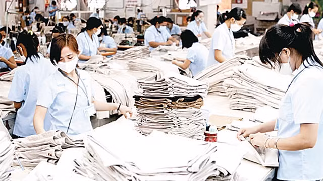 Dây chuyền may quần áo xuất khẩu ở Công ty cổ phần Dệt may Gia Ðịnh - Phong Phú.