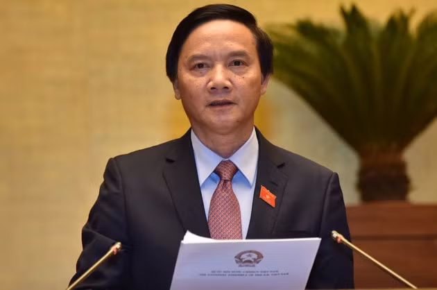 Chủ nhiệm Ủy ban Pháp luật của Quốc hội Nguyễn Khắc Định trình bày Báo cáo.