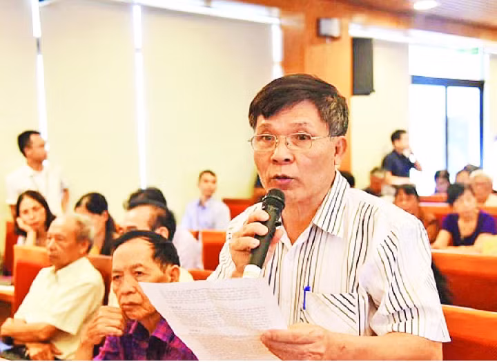 Cử tri phát biểu ý kiến tại hội nghị. Ảnh: NGUYỄN CÔNG