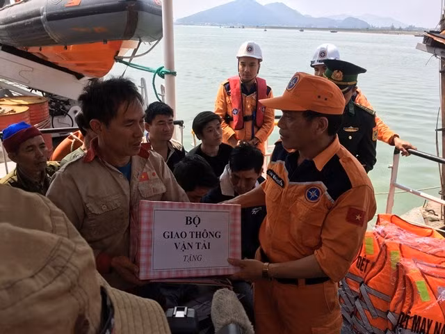 Cứu bảy ngư dân Nghệ An gặp nạn trên biển