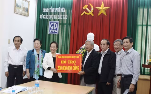 Nguyên Phó Chủ tịch nước, Chủ tịch Hội khuyến học Việt Nam Nguyễn Thị Doan đã trao 200 triệu đồng cho Hội Khuyến học tỉnh Phú Yên.