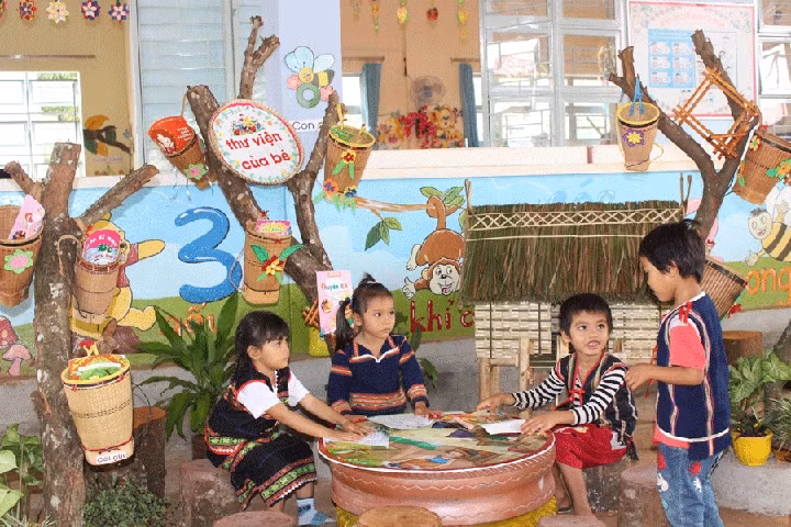 Học sinh Trường mầm non Ia Ka (Chư Păh, Gia Lai) hào hứng với góc thư viện ngoài trời. 