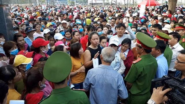 Đại diện tổ công tác của UBND tỉnh Đồng Nai thông báo cho công nhân Công ty TNHH KL Texwell Vina.