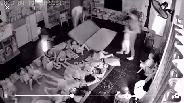 Hình ảnh cắt từ clip ghi lại cảnh hai cô giáo nghi có dấu hiệu bạo hành các cháu.