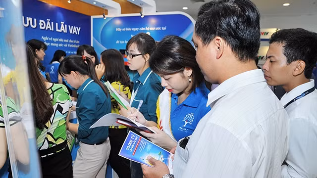 Nhiều người nghèo, người thu nhập thấp chưa tiếp cận được vốn ưu đãi. Ảnh: NG.ANH