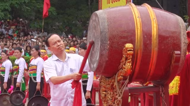 Lãnh đạo tỉnh Thanh Hóa nổi trống khai hội Lam Kinh 2016.