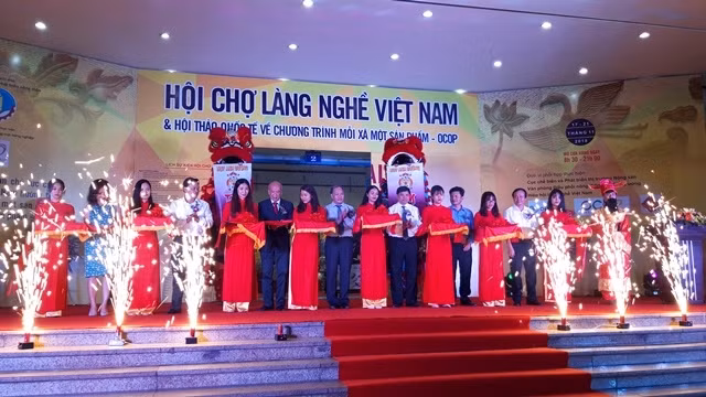Cắt băng khai mạc Hội chợ làng nghề Việt Nam.