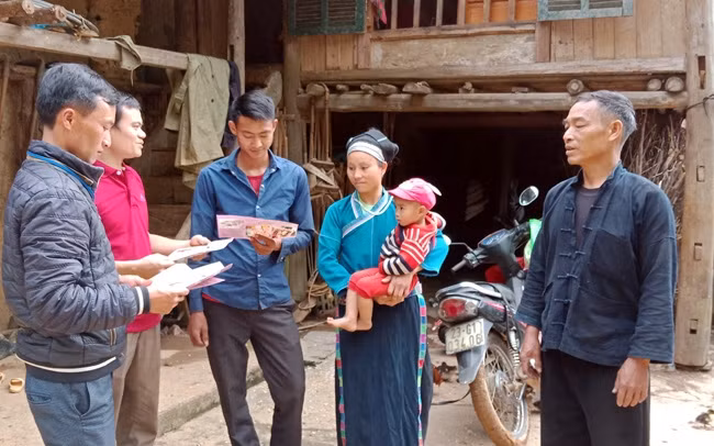 Cán bộ xã Chí Cà xuống thôn Chí Cà Hạ tuyên truyền về phòng, chống nạn tảo hôn và hôn nhân cận huyết thống.