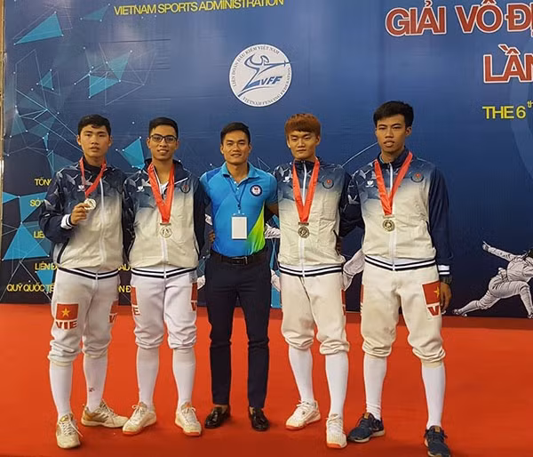 Các nam kiếm thủ Việt Nam rạng rỡ với tấm HCB nội dung kiếm chém đồng đội.