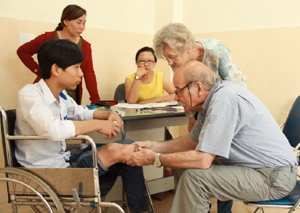 Các bác sĩ khám sàn lọc cho trẻ em bị dị tật vận động.