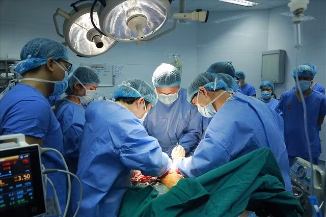 Các bác sĩ tiến hành ca ghép tạng tại Bệnh viện Trung ương Quân đội 108.