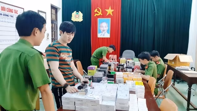 Qua kiểm tra, lực lượng công an phát hiện 101 máy hút thuốc lá điện tử.