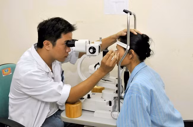 Khám mắt cho bệnh nhân tại Bệnh viện đa khoa tỉnh Hòa Bình. Ảnh: NGUYỄN ĐĂNG