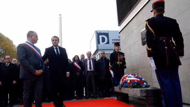 Tổng thống Pháp Emmanuel Macron đặt hoa tại địa điểm xảy ra khủng bố gần sân vận động Quốc gia Pháp. (Ảnh: Reuters)