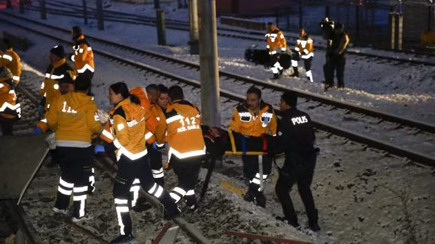 Nhân viên cứu hộ sơ tán những người bị thương trong vụ tai nạn. (Ảnh: Getty Images)
