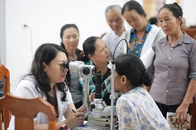 Bác sĩ khám cho người dân tại Kim Sơn, Ninh Bình.