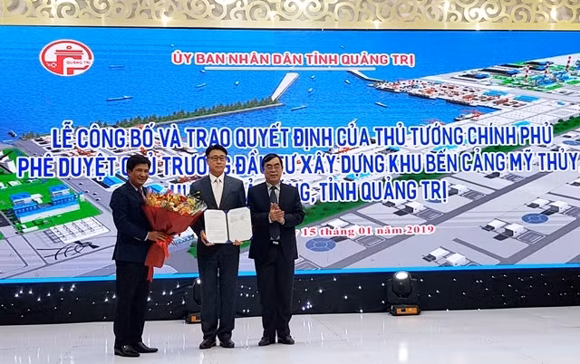 Lãnh đạo tỉnh Quảng Trị (bên phải) trao quyết định chủ trương đầu tư cho đại diện Công ty Cổ phần liên doanh Cảng quốc tế Mỹ Thủy.
